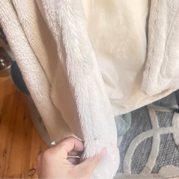 White fluffy jacket! - Picture 2 of 6